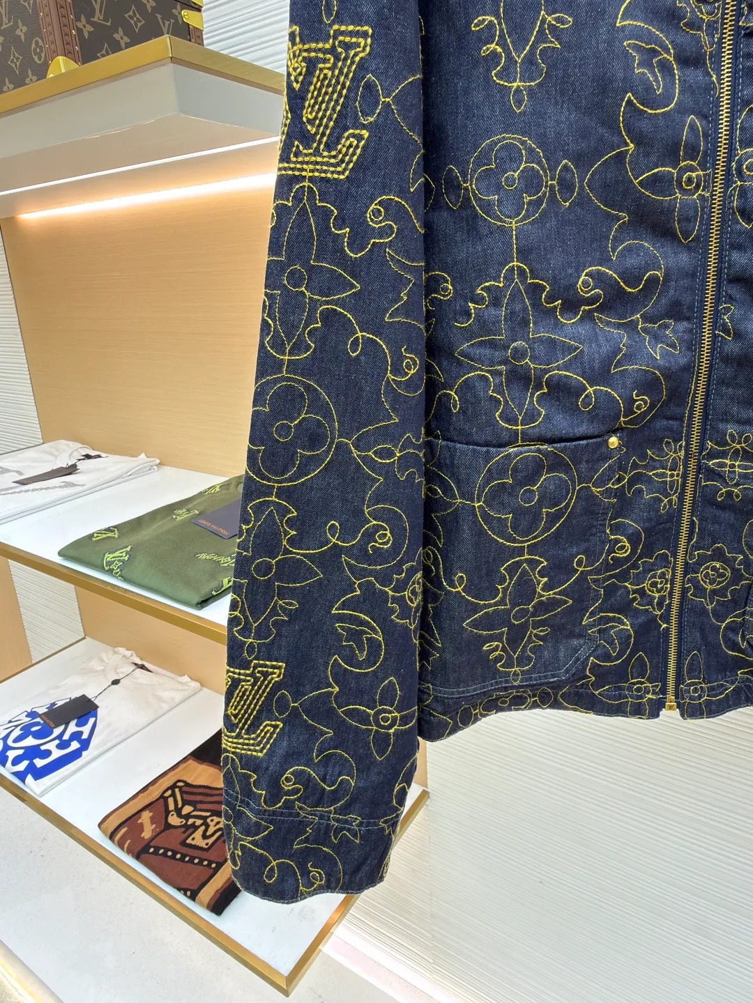 LOUIS VUITTON black and gold line embroidered lapel denim jacket ●Original version: purchased and developed by 22909 ●Item number: 1681009-C60 ●Fabric: denim fabric ●Technology: embroidery production ●Version: fitted version ●Weight: about 845 grams ●Size: 46-48-50-52 ●Description: Monogram elements blend with western style. The pockets and hem are intricately embroidered with contrasting yarn. The pattern processing code is used to position each piece. An imported extended single-arm embroidery machine is used to accurately position the flat embroidery process. The ready-made garments ensure that the joints of each piece are accurately aligned. Brand logo on the chest and back, Saddle embossed patch on one of the pockets, corduroy collar, chest patch pockets, zipper front with engraved zipper pull, and inner lining for added comfort. The overall wiring is straight and delicate, the fabric is comfortable and soft, and the color is consistent without color difference. It can be matched with the same style to create a fashionable look and control various occasions. Customized accessories, complete with three standards, same style for men and women!
